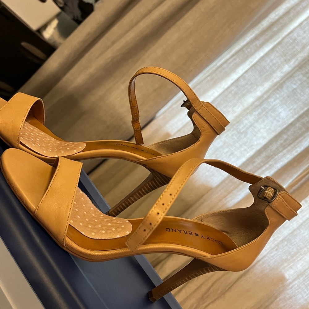 LUCKY BRAND 9.5 Gorgeous Tan Leather Sandal with real Wood heel